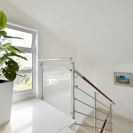 Mavarstica 17803a Lägenhet *